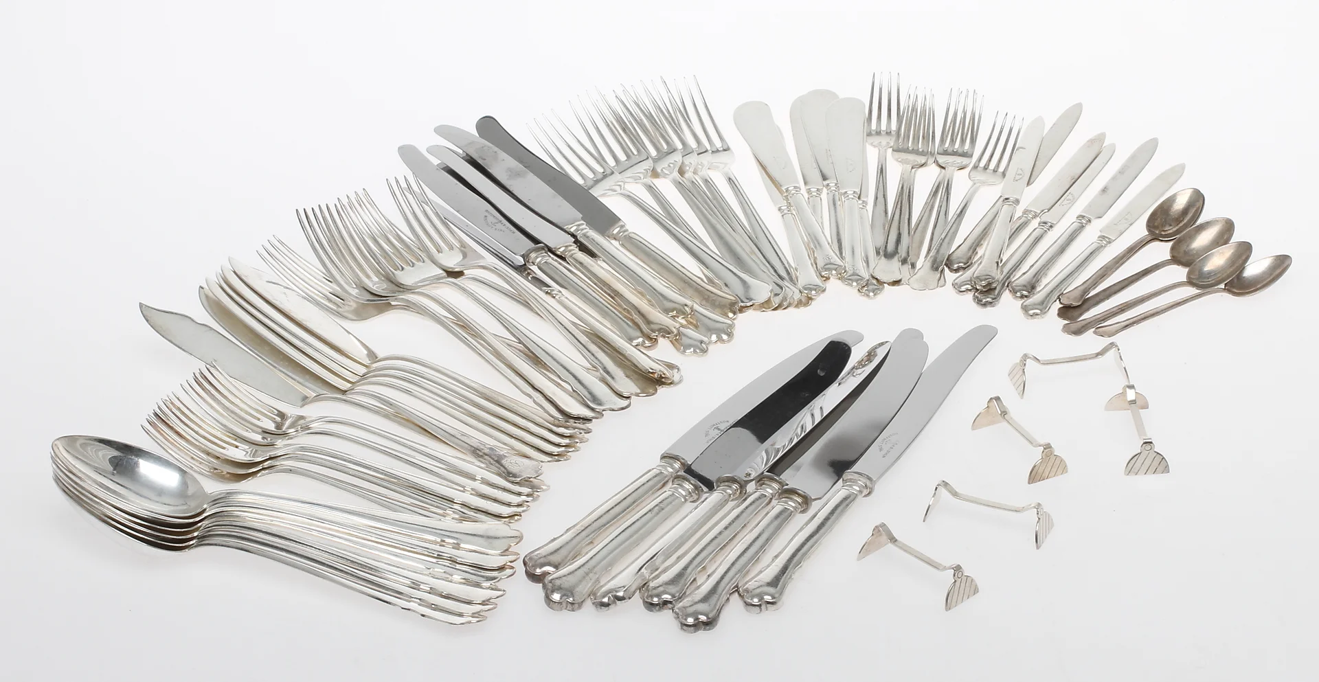 BESTICK, ca 65 delar, nysilver, "Chippendale" GAB. — Other metals — Auktionshuset Kolonn