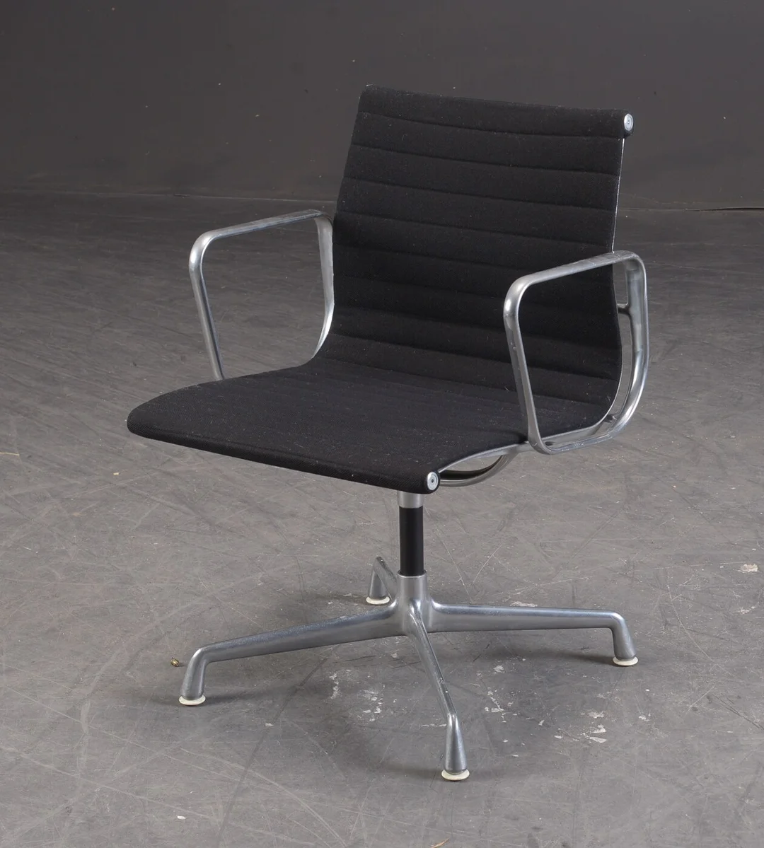 Charles & Ray Eames. Kontorstol, model 'EA-107' — Furniture/Office furniture — Lauritz