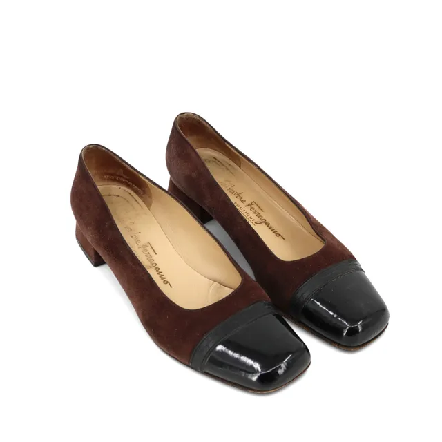SALVATORE FERRAGAMO. Skor, ballerinamodell, brun mocka, blankt svart tå, märkt stl. 39, Italien.