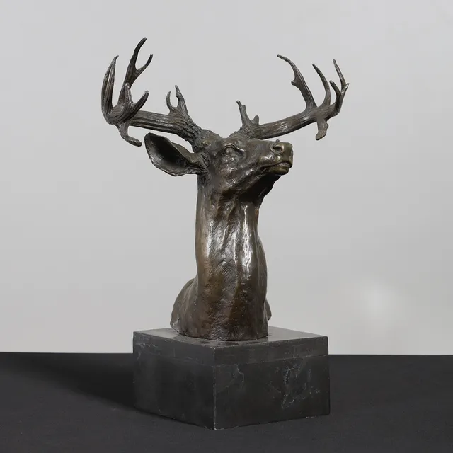 A 20TH CENTURY BRONZE OF A STAG'S HEAD.