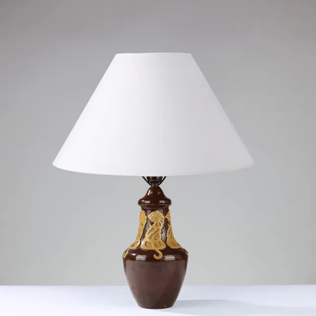 MICHAEL ANDERSEN & SØN. Bordlampe af glaseret keramik og træ, model nr. 2262, Bornholm, Danmark, ca. 1910'erne.