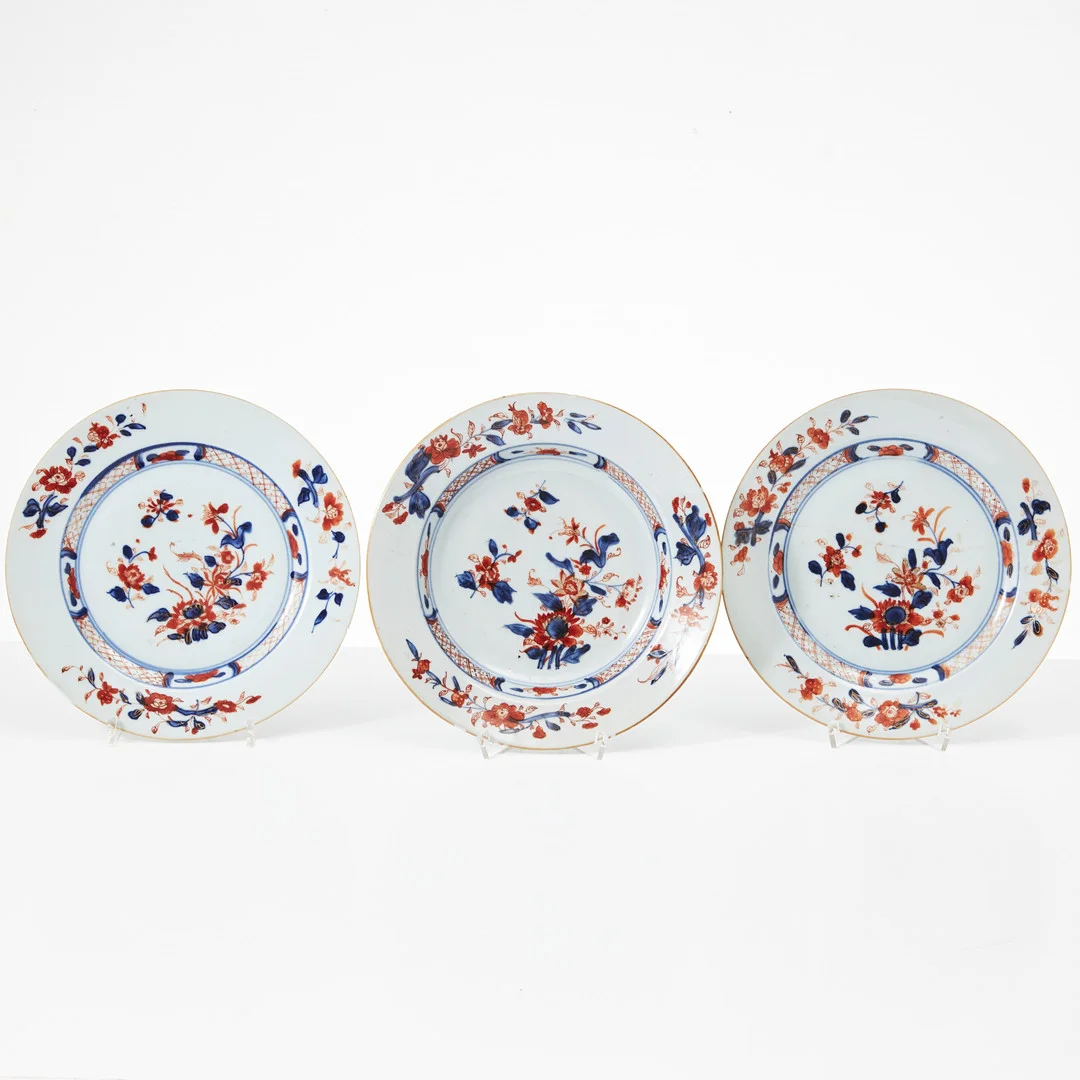 TALLRIKAR, 3 st., porslin, Kina, Qianlong (1736-1795), en av djup modell, Imari, dekor av blommor i underglasyrblått, järnoxid samt guld. — Oriental — Stockholms Auktionsverk Magasin 5