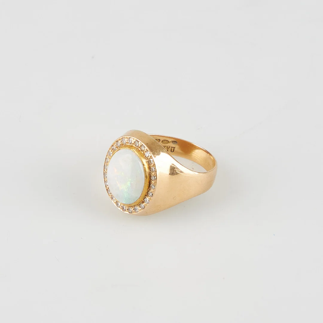 RING, cabochonslipad opal, åttkantslipade diamanter, 18K guld. Kultacet, Helsingfors. — Rings — Stockholms Auktionsverk Helsinki