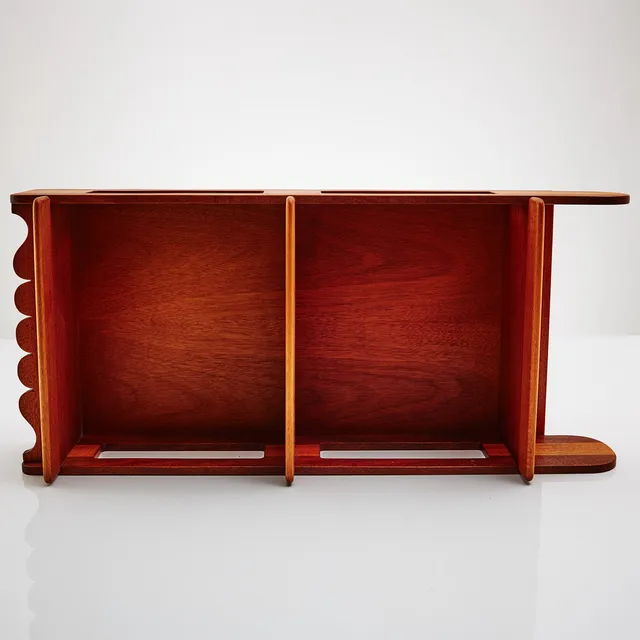 JOSEF FRANK. hylla, Firma Svenskt Tenn, modell 2221, fanérad i mahogny, genombrutna gavlar.