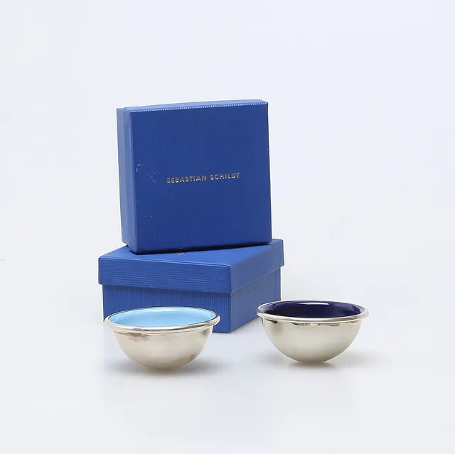 SEBASTIAN SCHILDT. 2 st saltkar sterlingsilver och emalj, Stockholm, 2004.