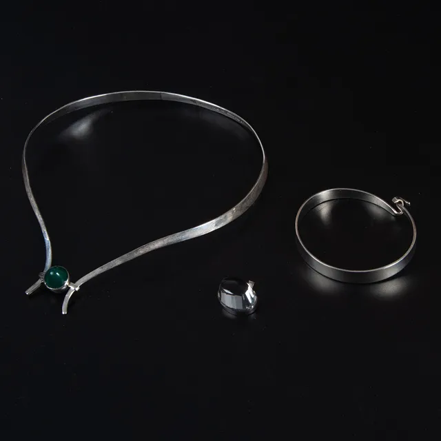 GERT THYSELL. GUSSI. Collier och armband, silver, bergskristall och aventurin, 1967 och 1968.