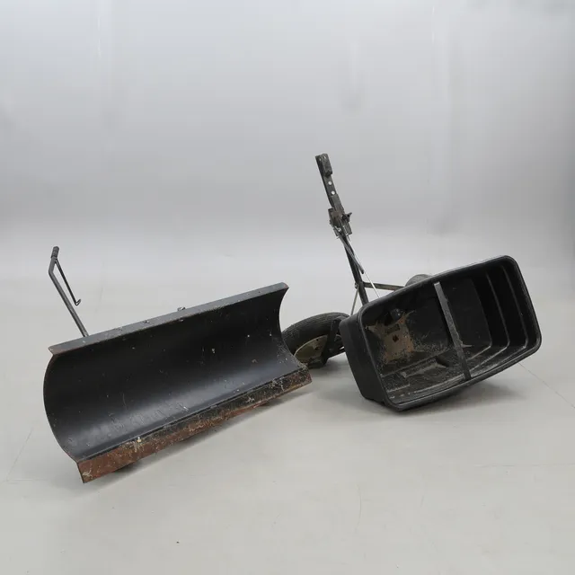 PLOGBLAD samt sandströare för trädårdstraktor, 1900-talets slut.