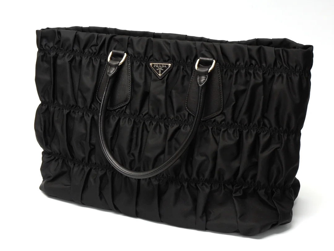 VÄSKA,PRADA svart nylon/läder artnr.KPB164 38x30x14 cm fr.21/5 2009 dustbag — Accessoarer/Väskor — Kaplans