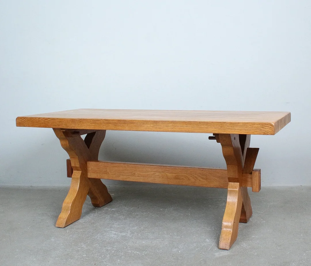 MEUBELFABRIEK OISTERWIJK. Brutalistischer Esstisch aus massiver Eiche, Niederlande. — Dining tables — Stockholms Auktionsverk Düsseldorf/Neuss