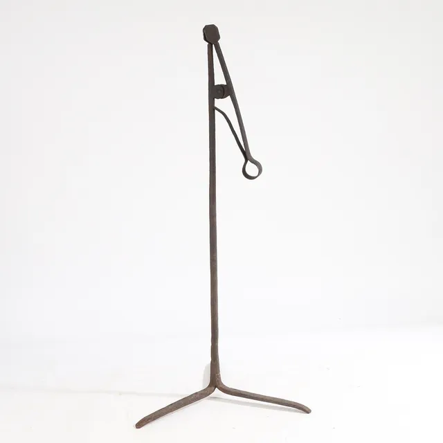 AN 18TH CENTURY WROUGHT IRON RUSH LIGHT.