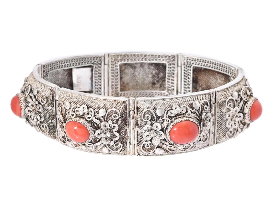 ARMBAND, silver, filigranarbete, cabochonslipade koraller, längd 18 cm, vikt 48,6 g. — Smycken/Armband — Kaplans