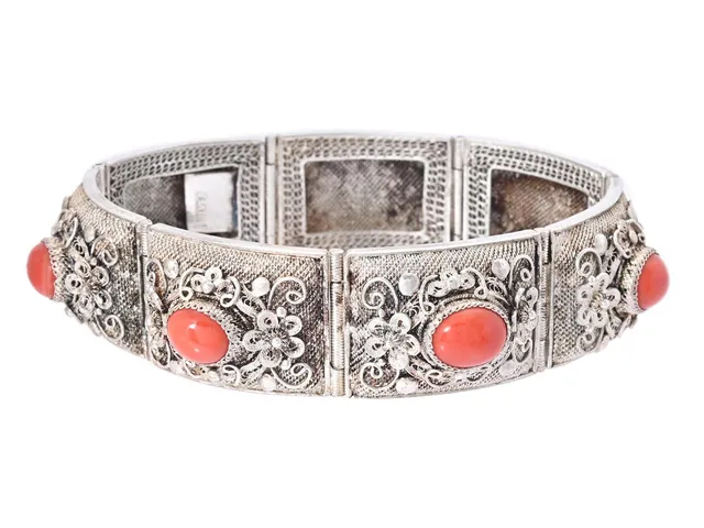 ARMBAND, silver, filigranarbete, cabochonslipade koraller, längd 18 cm, vikt 48,6 g.