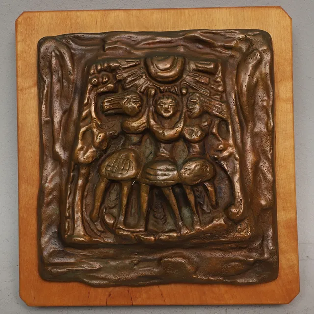 ALLAN JÄDERÅS. Väggskulptur, brons på träplatta, figurkomposition, signerad.