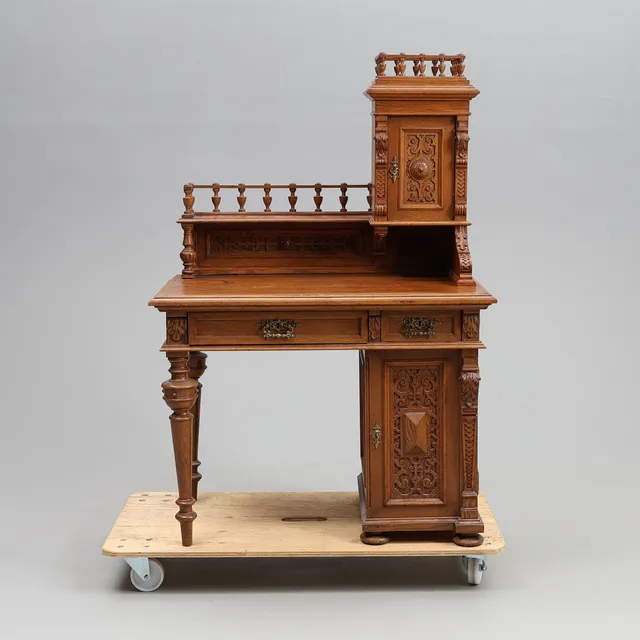 SKRIVBORD MED UPPSATS. Ek, nyrenässans, 1900-talets första hälft.