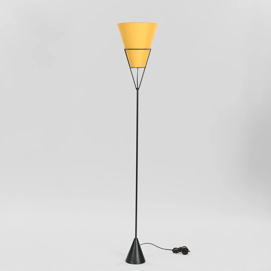 CARL AUBÖCK. TILSKREVET. "Vice Versa", standerlampe af sortlakeret metal med konisk fod, skærm af gult stof, Werkstätte Carl Auböck, Østrig, 1950/60'erne. — Floor lights — Palsgaard Kunstauktioner