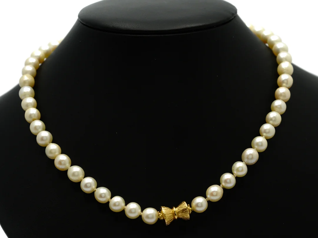PÄRLCOLLIER, odlade pärlor, ca 7 mm, några pärlor skadade, lås i 18K guld Per Borup, längd 39,5 cm. Påse med extrapärlor medföljer. — Smycken/Pärlcollier — Kaplans