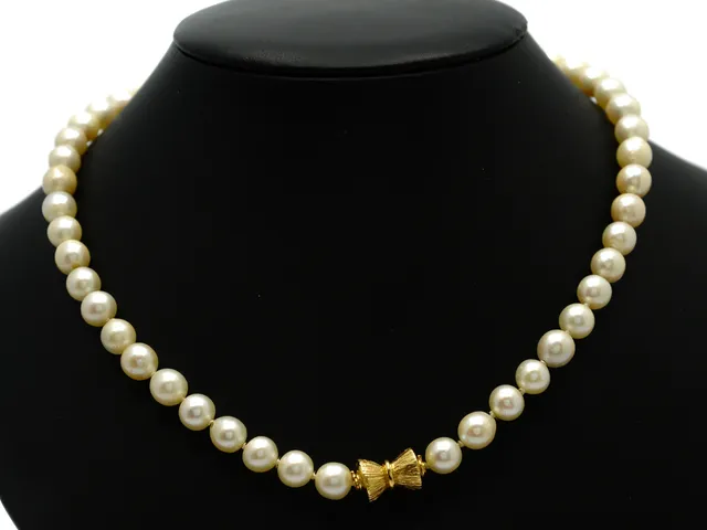 PÄRLCOLLIER, odlade pärlor, ca 7 mm, några pärlor skadade, lås i 18K guld Per Borup, längd 39,5 cm. Påse med extrapärlor medföljer.