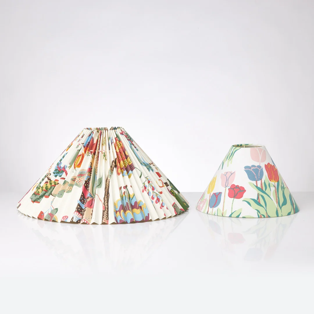 JOSEF FRANK. 2 st, LAMPSKÄRMAR, textil Svenskt Tenn, mönster "Tuplan" och "Plisserad Vegetable Tree". — Table Lamps — Stockholms Auktionsverk Sickla