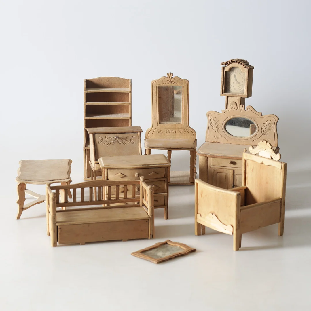 DOCKHUSMÖBLER, 9 delar, trä, 1800-tals slut. — Other toys — Gomér & Andersson Nyköping