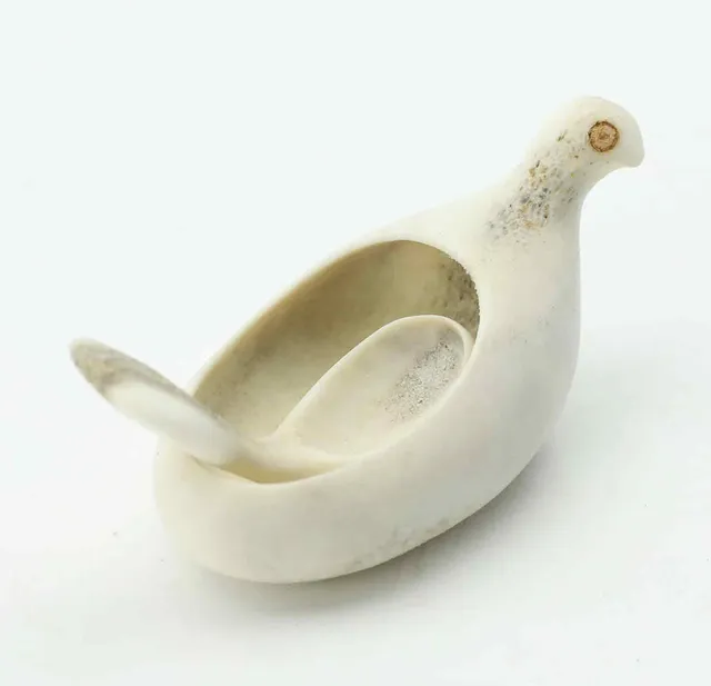 LARS PIRAK. Saltripa, renhorn, monogramsignerad.