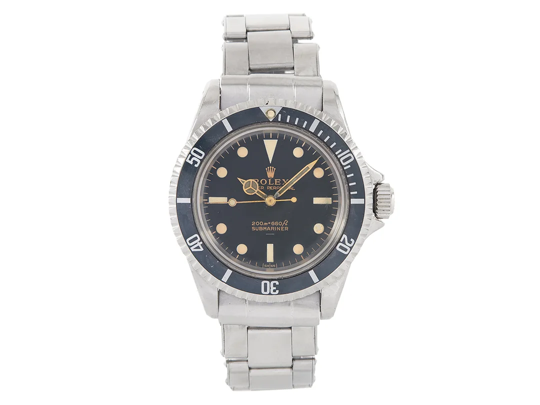 ROLEX, Oyster Perpetual, Submariner (200m=660ft, Swiss-T<25), s.k. ”Underline Dial”, "Gilt - Meter First", Ref nr. 5513, Serie nr. 1061010, Cal 1530, Boett nr. 5513, herrur, 39 mm, stål, automatisk, plexiglas, Oysterlänk (Folded), Ref nr. 7206/80, viklås (1988), Ref nr. 62510H/N6, viklås (skadat), Ref nr. 3.64, tillverkad första kvartalet 1964. — Klockor/Rolex — Kaplans