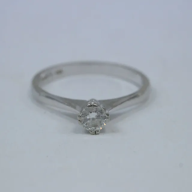 SOLITÄRRING MED DIAMANT.