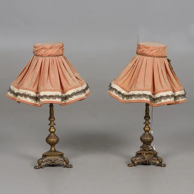 BORDSLAMPOR. Ett par. Mässing med tygskärmar, barockstil, 1900-tal.