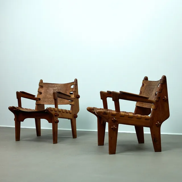 ANGELO PAZMINO. Muebles De Estilo, Modell Cotacachi, zwei Sessel / Lounge Chair, Nussbaum, Leder, Ecuador, 1960er Jahre (2).