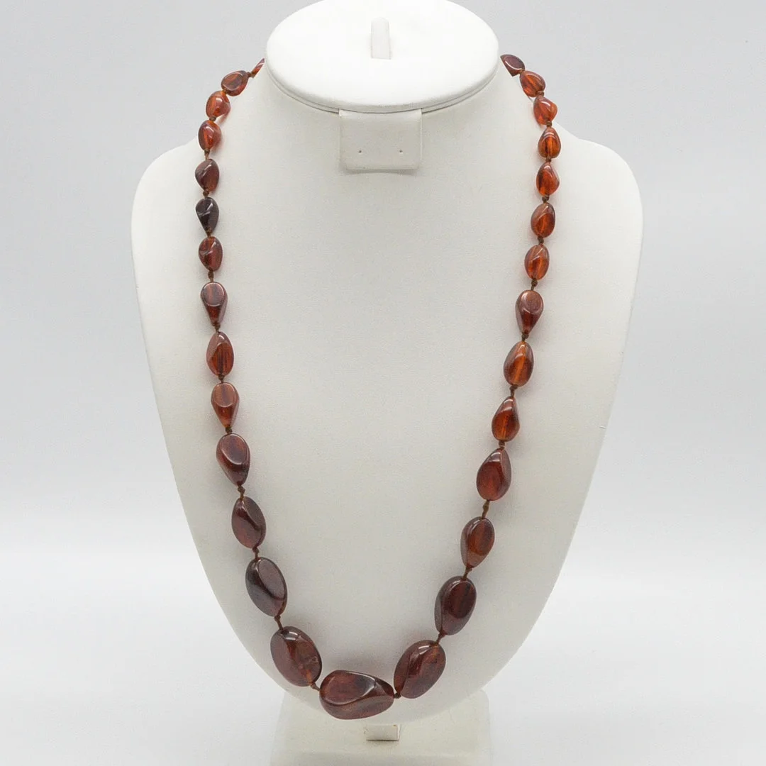 COLLIER AUS BERNSTEIN, IN FORM GESCHLIFFEN, OBERFLÄCHE POLIERT, EINZELN GEKNÜPFT, GRÖSSE NACH SORTIERT, SCHRAUBVERSCHLUSS, VINTAGE, CA. 72 CM. — Necklace — Kunst- und Auktionshaus Kleinhenz