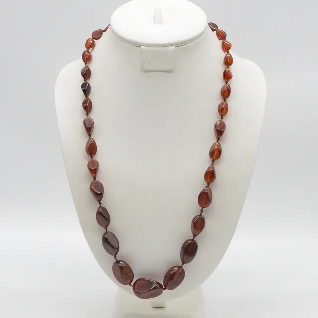 COLLIER AUS BERNSTEIN, IN FORM GESCHLIFFEN, OBERFLÄCHE POLIERT, EINZELN GEKNÜPFT, GRÖSSE NACH SORTIERT, SCHRAUBVERSCHLUSS, VINTAGE, CA. 72 CM.