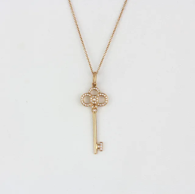 18CT TIFFANY & CO DIAMOND PENDANT AND CHAIN.