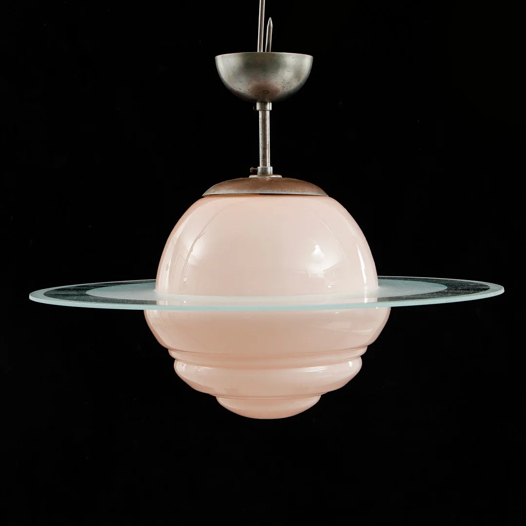 TAKLAMPA, så kallad Saturnus-modell, 1900-talets tidigare hälft. — Ceiling lights — Göteborgs Auktionsverk
