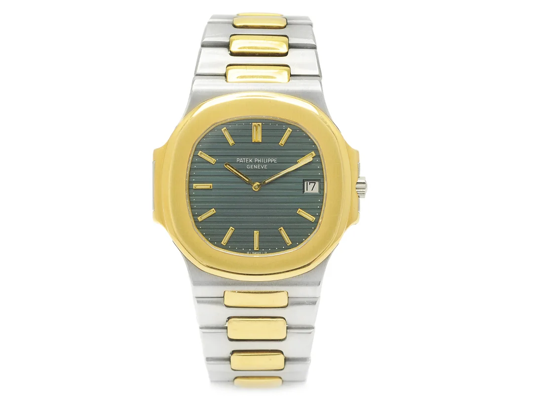 PATEK PHILIPPE, Nautilus, s.k. "Jumbo", Cal 28-255C, Serie nr. 1307698, Ref nr. 3700/1, Boett nr. 541580, herrur, 42 mm, stål/guld, automatisk, safirglas, datum, skadad urtavla (8/10), integrerad originallänk, viklås, ca 1980. — Klockor/Patek Philippe — Kaplans