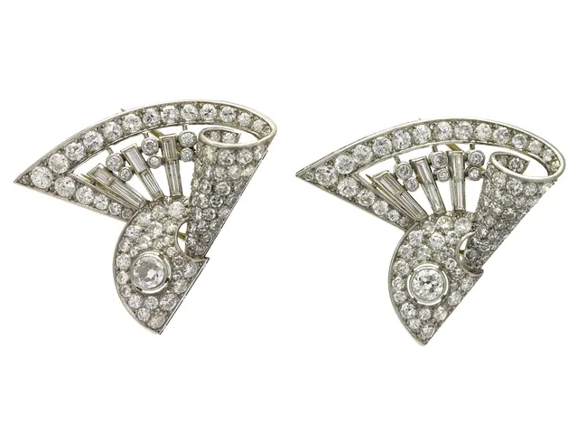 CLIPS/BROSCHER, ett par, platina, medium, baguette och åttkantslipade diamanter ca 5,25 ctv, ca TW-W/VS-SI, 1940/50-tal, 5,2x3 cm, vikt 16,2 g.
