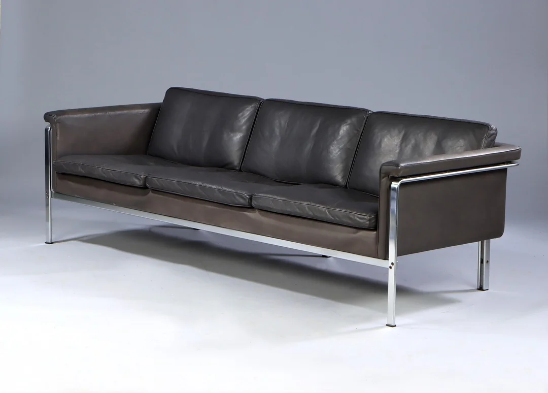 Horst Brüning. Free-standing three-seater vintage sofa, model 6913, black patinated leather — Furniture/Lounge suites, sofas — Lauritz