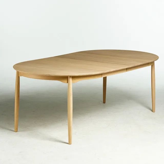 MARIT STIGSDOTTER. "Carl", matbord, Stolab, skiva och ben i massiv såpad ek, 2 iläggsskivor á ca 49,5 cm.