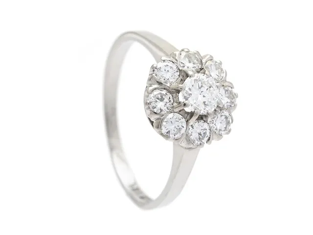 CARMOSÉRING, 18K vitguld, briljantslipad diamant ca 0,36 ct, ca TW/VS, 8 briljantslipade diamanter ca 0,64 ctv, ca TW-TCr/VS, John Petterssons Eftr Juvelerar, Stockholm 1964, stl 19 mm, vikt 3,7 g, mittstenen har liten kulettfasett.