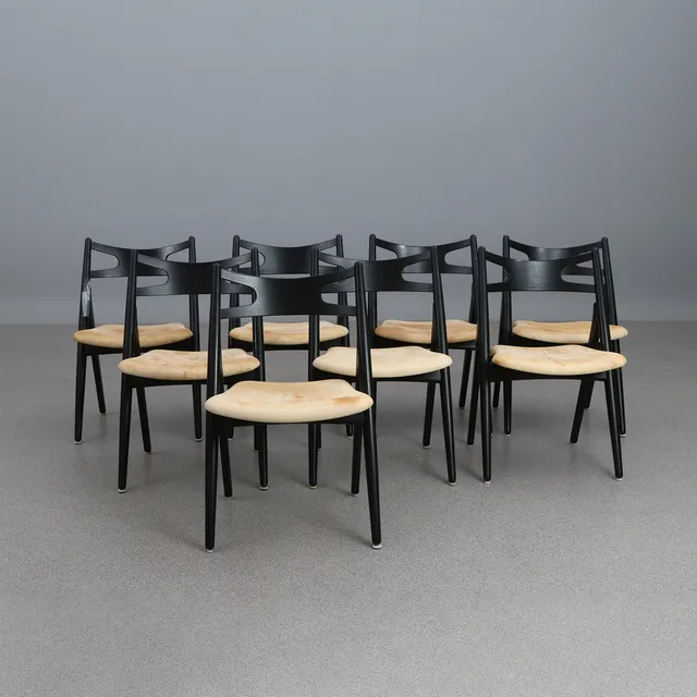 HANS J WEGNER. STOLAR, ÅTTA ST. Lackerat trä med skinnklädda sitsar. "Sawbuck Chair". CH-29. Carl Hansen & Søn. Tillverkade 2007.