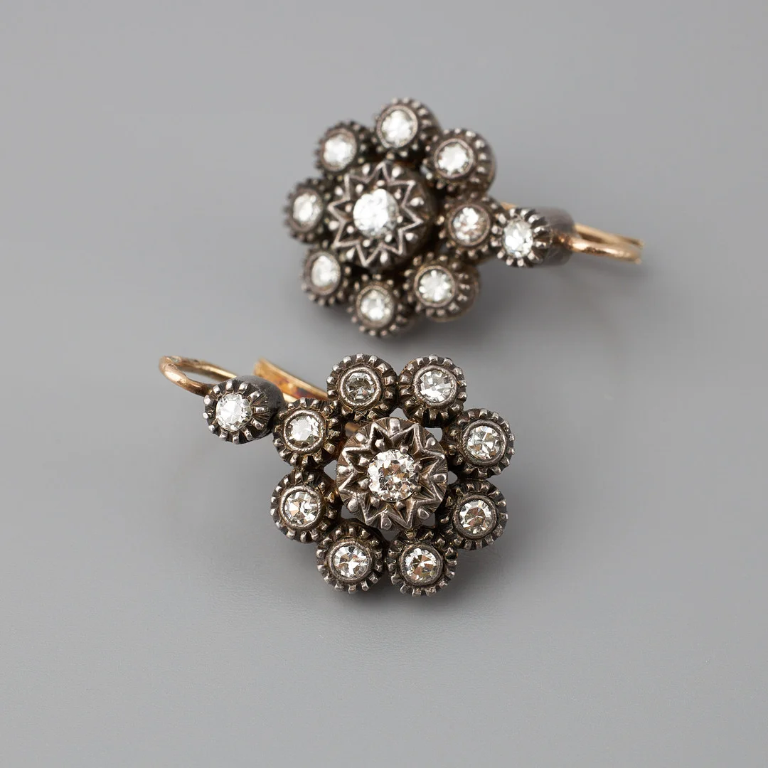 ÖRHÄNGEN, gammal- och åttkantslipade diamanter, guld, silver. — Earrings — Stockholms Auktionsverk Helsinki
