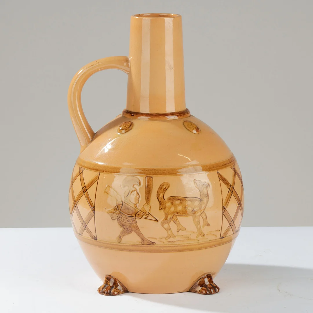 SØHOLM: Stor keramikkande på dyrefødder udsmykket med figurmotiv af jæger og bytte i middelalderligt udtryk, modelnr. 156, Bornholm, Danmark, 1900-tallets første halvdel. — European — Palsgaard Kunstauktioner