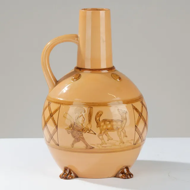SØHOLM: Stor keramikkande på dyrefødder udsmykket med figurmotiv af jæger og bytte i middelalderligt udtryk, modelnr. 156, Bornholm, Danmark, 1900-tallets første halvdel.