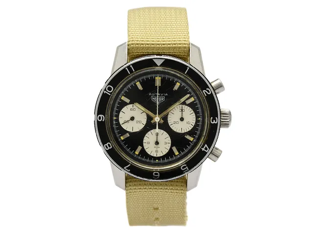 HEUER, Autavia, "12h-bezel", "3rd execution dial & hands", Cal Valjoux 72 (MN), Serie nr. 109067, Ref nr. 2446 C, kronograf, herrur, 40 mm, stål, manuell, plexiglas, defekt, boett signerad "Heuer Leonidas S.A.", NATO-band, ca 1969.