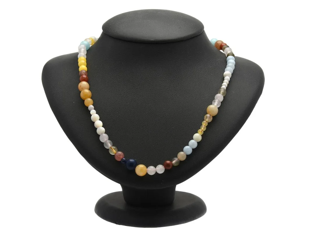 COLLIER, kulor av olika färgstenar, dobbar som passar Ole Lynggaard, längd 72 cm. — Smycken/Collier — Kaplans