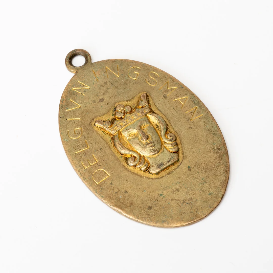 BRICKA, för delgivningsman i Stockholms stad, mässing, 1900-talets mitt. — Orders & Medals — Auktionshuset Kolonn