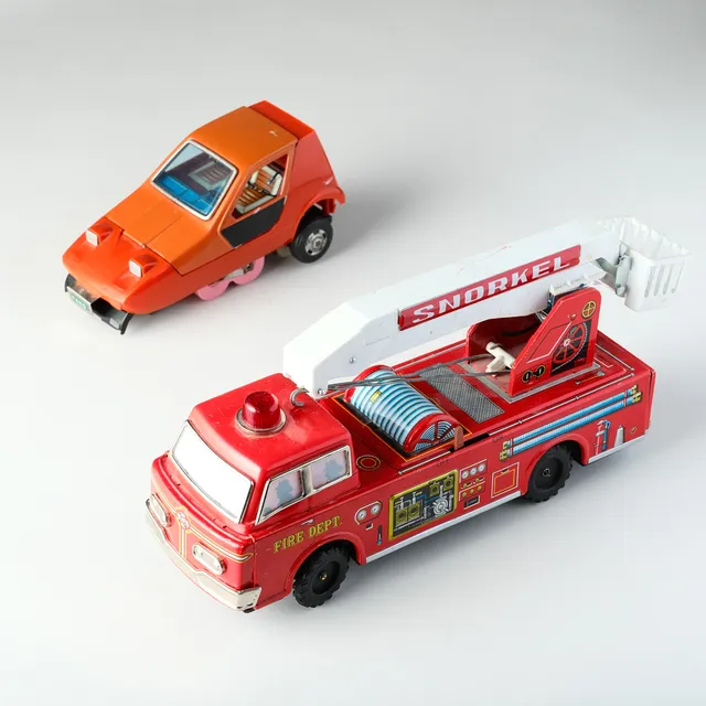 LEKSAKSFORDON, 2 delar, Bandai Bond Bug samt Snorkel Fire Engine, Japan, 1960/70-tal.
