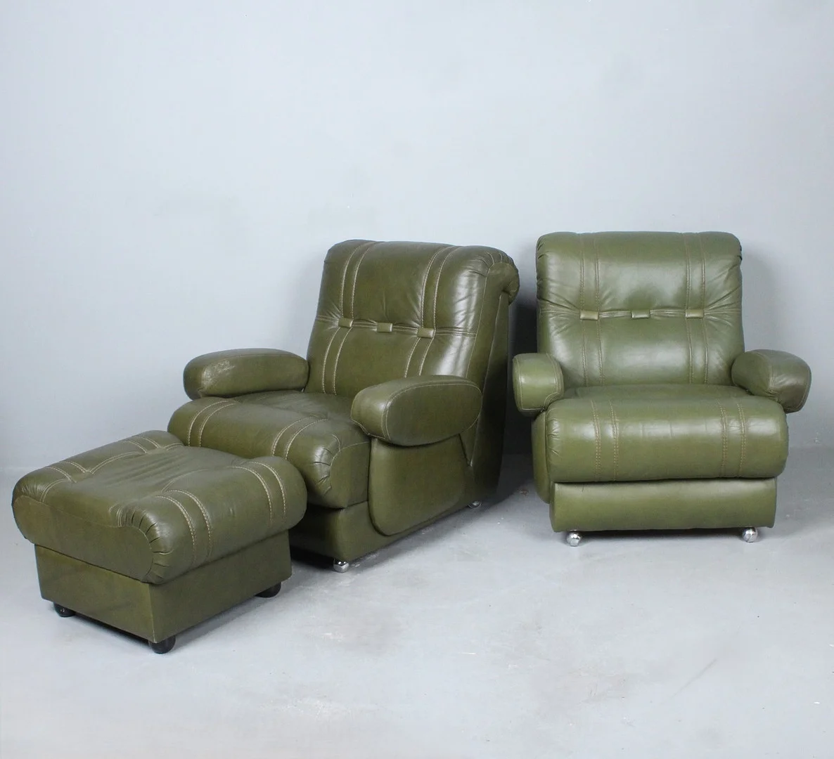 Paar Sessel und Ottomane der 1970er. — Armchairs & Chairs — Stockholms Auktionsverk Düsseldorf/Neuss