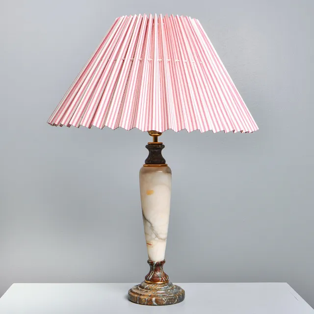 BORDSLAMPA, sten, 1900-talets senare del.