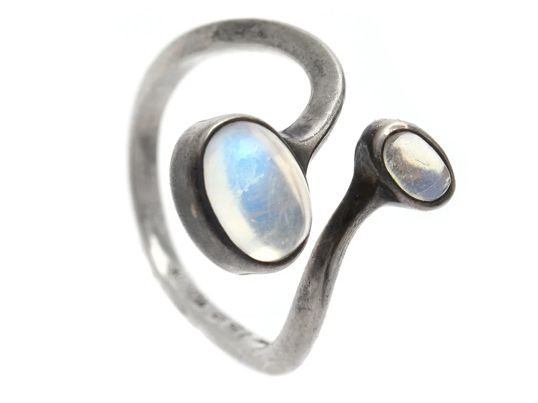 GEORG JENSEN, ring, nr 159, sterlingsilver, månsten, Torun, stl ca 17,25 mm, vikt 2,8 g, skev ringskena. — Smycken/Ring — Kaplans