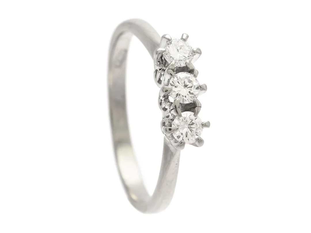 TRESTENSRING, 18K vitguld, briljantslipade diamanter 0,30 ctv, ca TW/SI-P, stl 17,25 mm, vikt 2,6 g, en diamant med skada. — Smycken/Trestensring — Kaplans