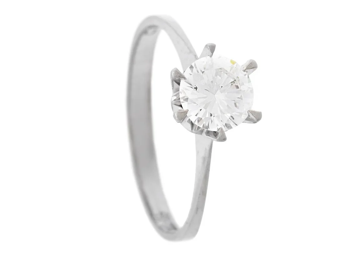 H STRÖMDAHl, enstensring, Stjärnringen, 18K vitguld, briljantslipad diamant 0,80 ct enligt gravyr, ca R(E)/VVS2, Stockholm 1982, stl 17,75 mm, vikt 2,4 g. — Smycken/Enstensring — Kaplans